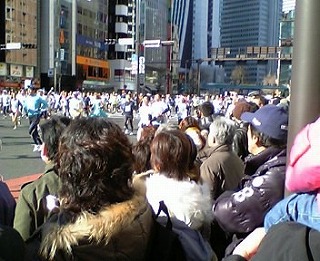 新宿・思い出横丁前の光景。応援する人たちにも笑顔が